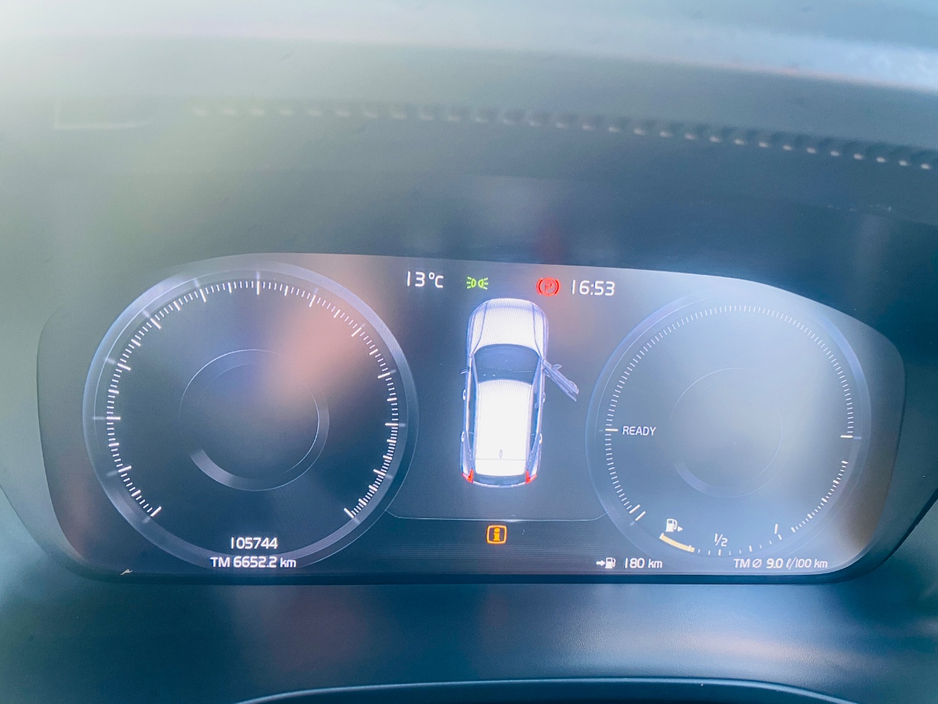 2023 Volvo XC40 - image 14