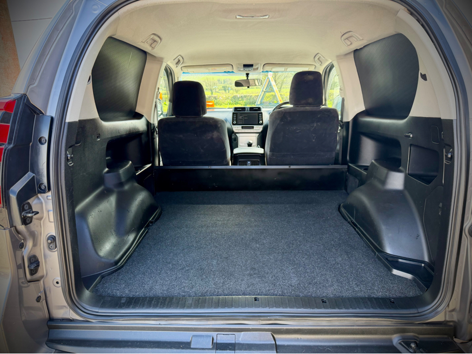 2022 Toyota Landcruiser - image 9