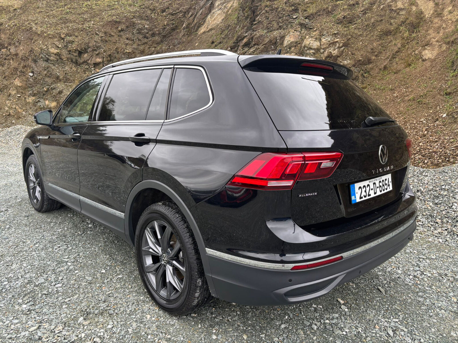 2023 Volkswagen Tiguan - image 7