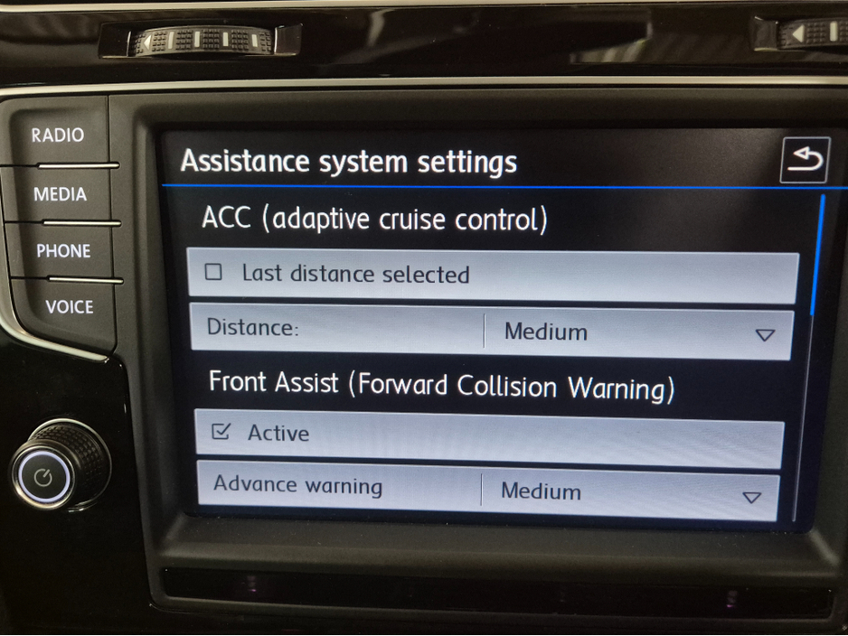 2017 Volkswagen Golf **HIGHLINE**ONLY 63000KMS**ALCANTARA SEATS*17" ALLOYS**BLIND SPOT WARNING**LANE ASSIST**KEYLESS ENTRY AND START**ADAPTIVE CRUISE CONTROL**DUAL ZONE CLIMATE CONTROL*REVERSE CAMERA*BLUETOOTH STREAMI €16,949