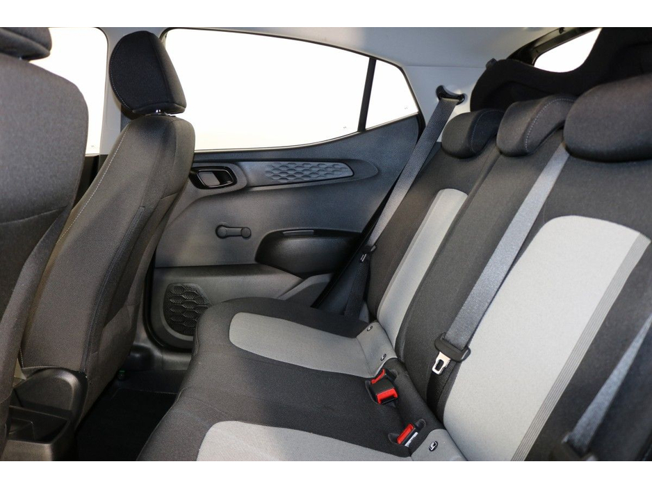 2023 Hyundai i10 - image 7