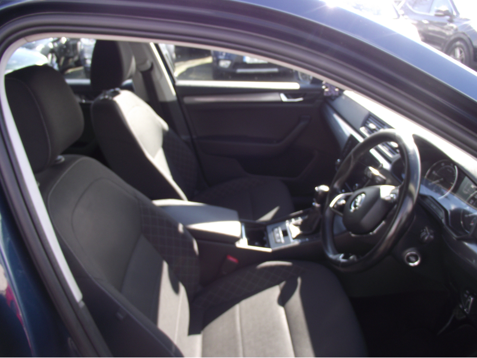 2021 Skoda Superb - image 10