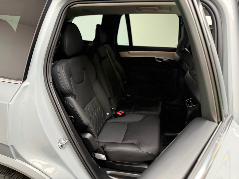 2025 Volvo XC90 - image 12