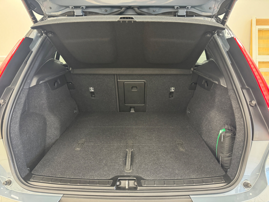 2022 Volvo XC40 - image 13