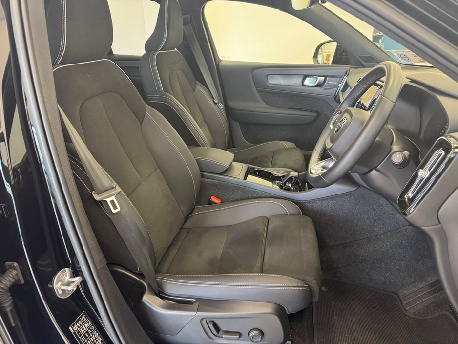 2023 Volvo XC40 - image 10