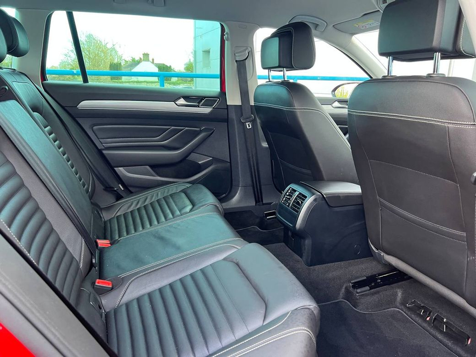 2022 Volkswagen Passat - image 8