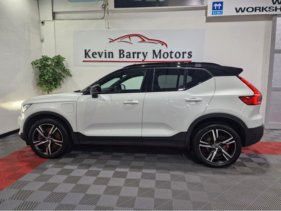 2021 Volvo XC40 - image 5