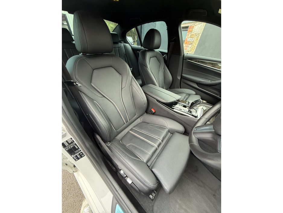 2020 BMW 5 Series - image 10