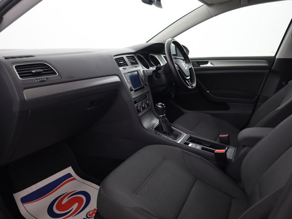 2016 Volkswagen Golf - image 17