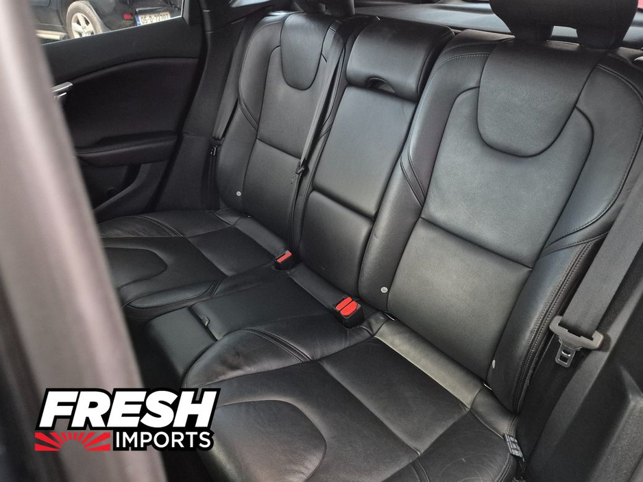 2015 Volvo V40 - image 14