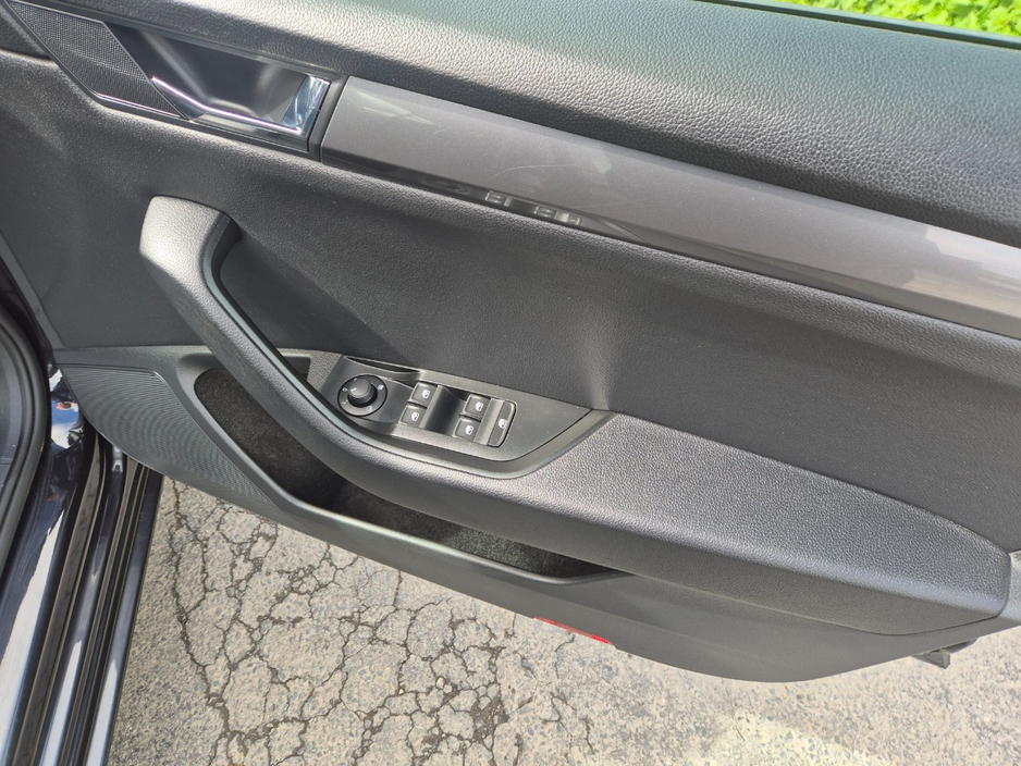 2017 Skoda Superb - image 12