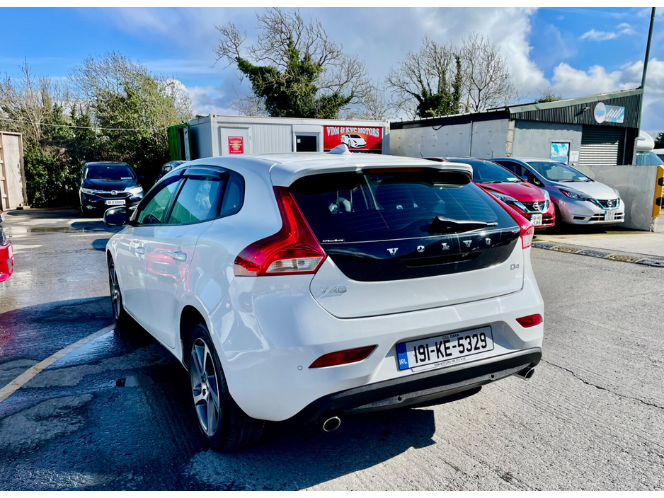 2019 Volvo V40 - image 8