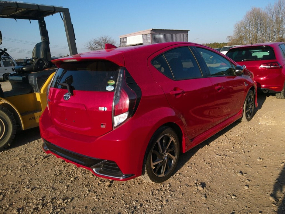 2018 Toyota Aqua - image 4