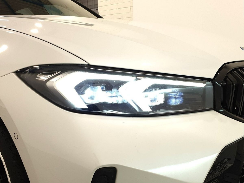 2023 BMW 3 Series - image 21