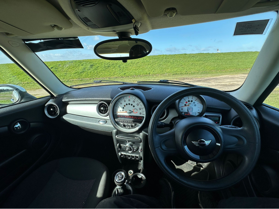 2012 MINI Hatch - image 9