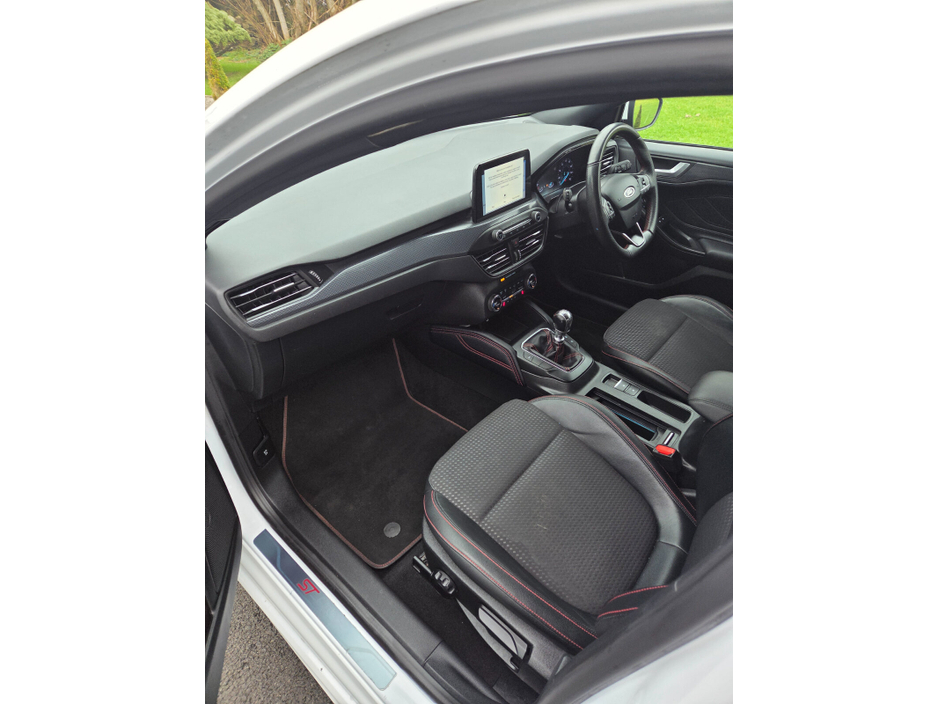 2019 Ford Focus - image 9