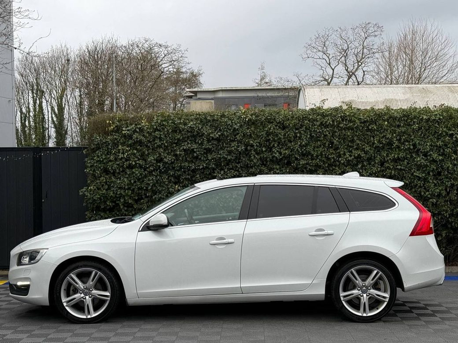 2017 Volvo V60 D4 CLASSIC 2.0 D // OPENING SUNROOF // LEATHER HEATED SEATS // REVERSE CAMERA €18,950