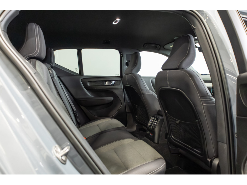 2022 Volvo XC40 - image 12