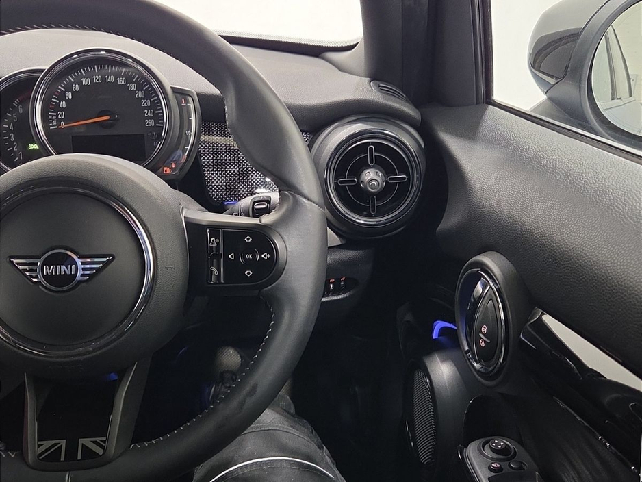 2022 MINI Hatch - image 18