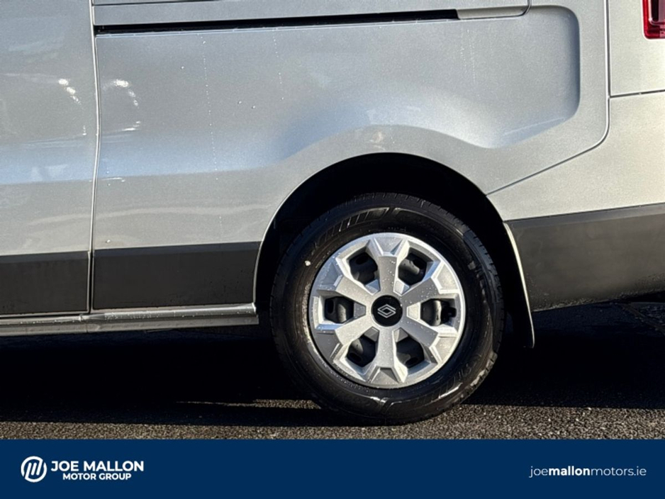 2025 Renault Trafic - image 15