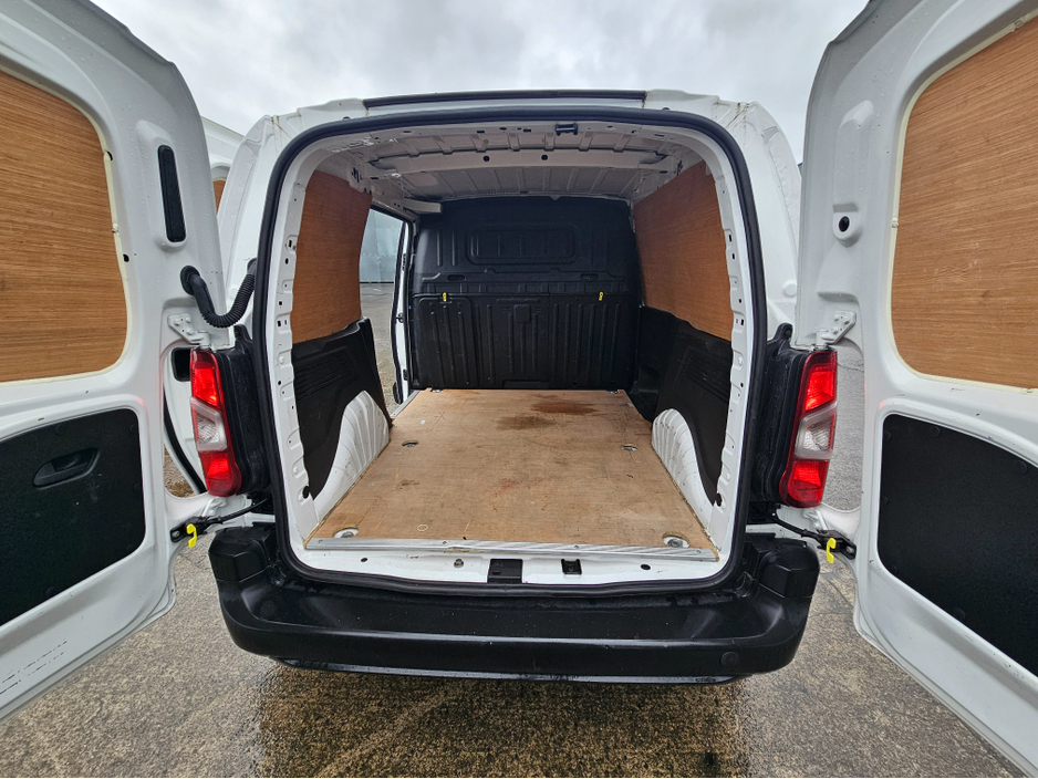 2021 Citroen Berlingo - image 12
