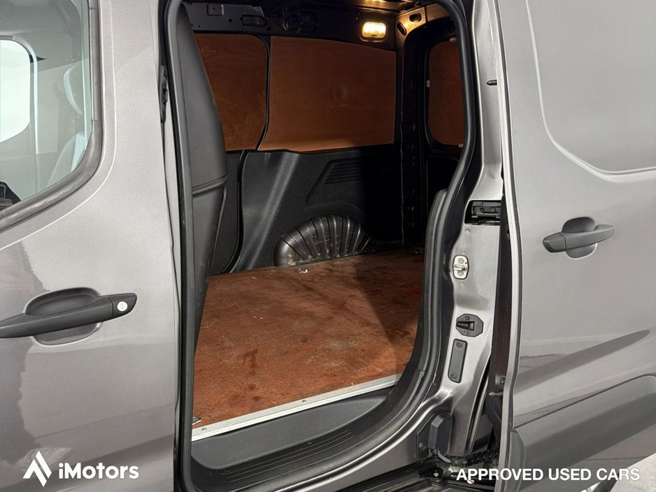 2022 Vauxhall Combo - image 13