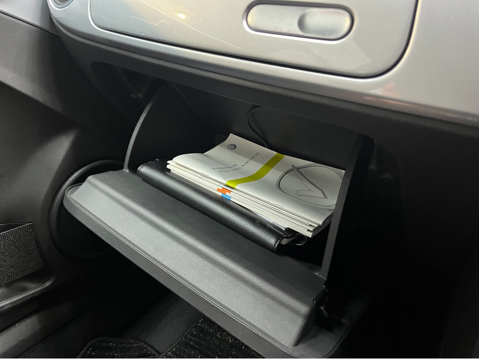 2013 Volkswagen Beetle - image 13