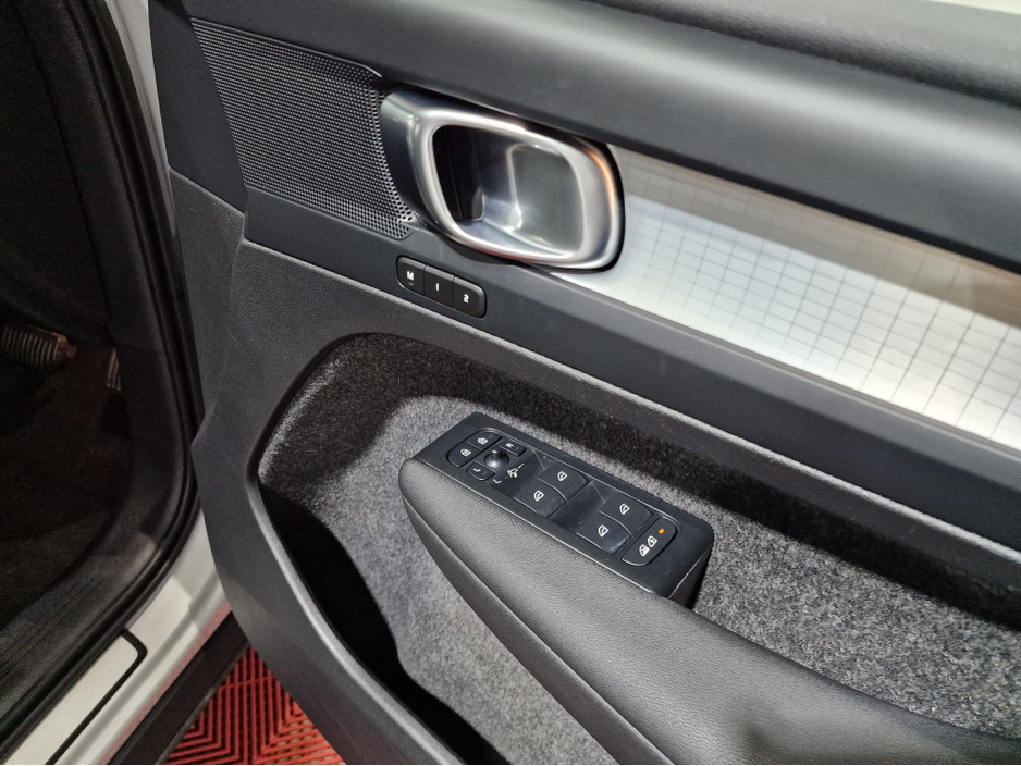 2022 Volvo XC40 T4 RECHARGE PLUS DARK AUTOMATIC **ONE OWNER / APPLE CARPLAY / BLIND SPOT ASSIST / CRUISE CONTROL / ELECTRIC BOOTLID / HEATED FRONT & REAR SEATS / REVERSE CAMERA / SAT NAV / WIRELESS PHONE CHARGING** €33,900