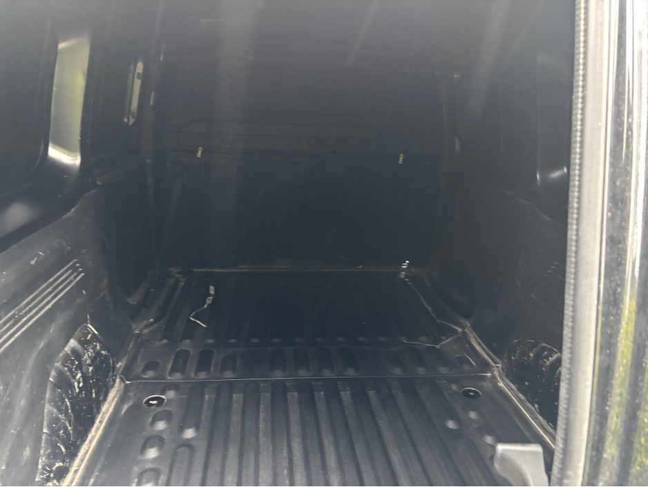 2021 Peugeot Partner - image 12