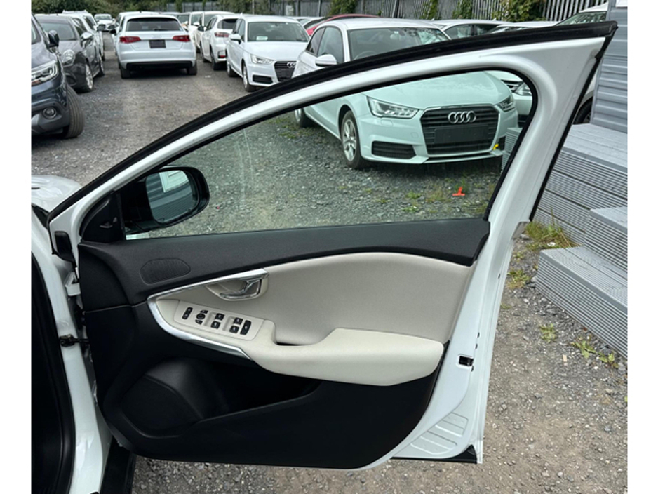 2015 Volvo V40 Cross Country - image 13