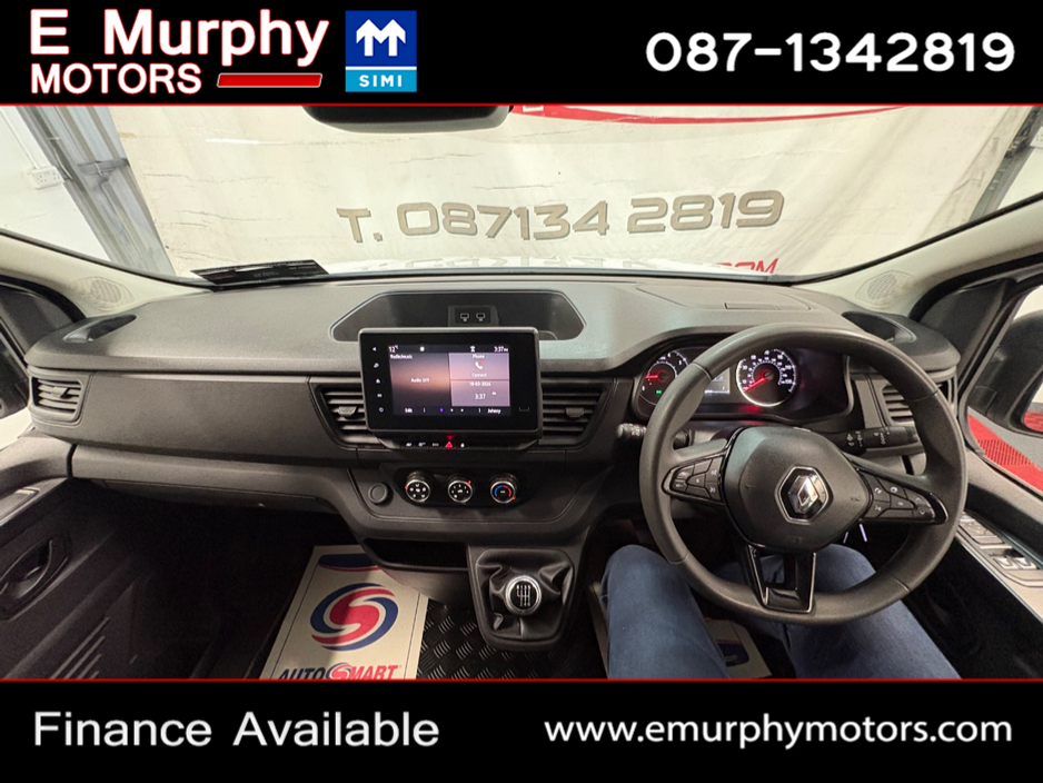 2022 Renault Trafic - image 13