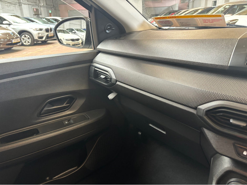 2021 Dacia Sandero - image 9