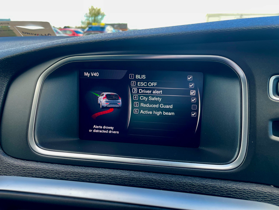 2019 Volvo V40 - image 39