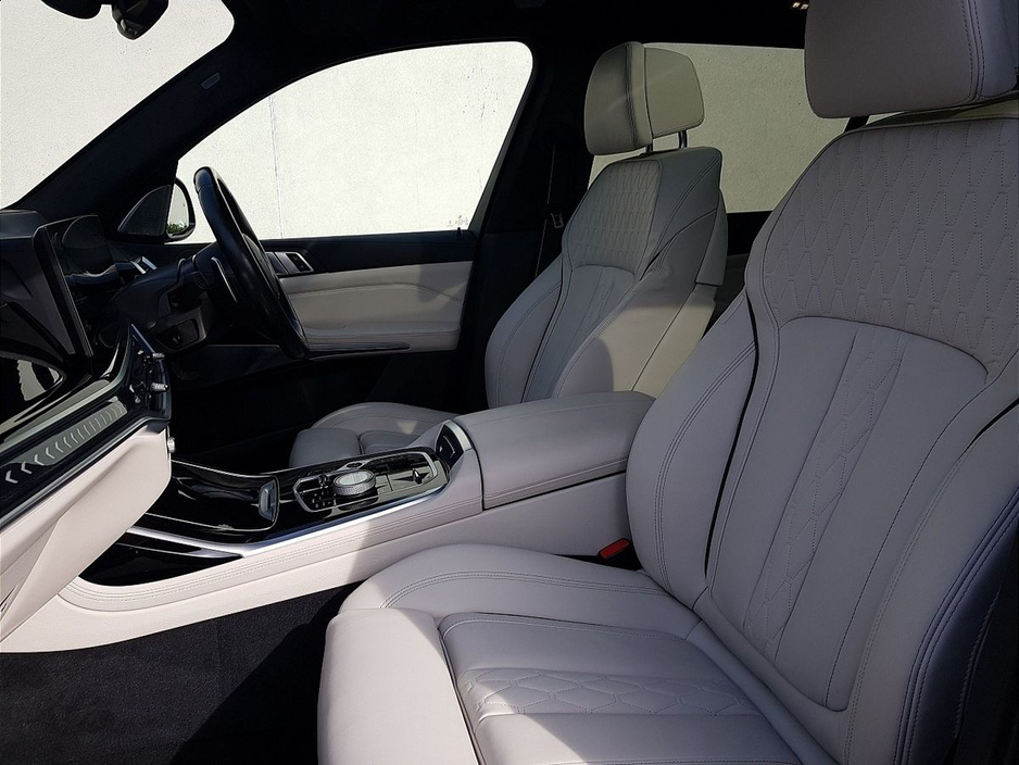 2023 BMW X7 - image 7