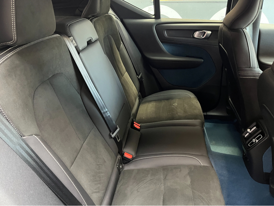 2022 Volvo XC40 - image 13