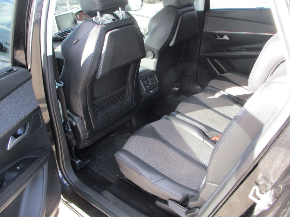 2018 Peugeot 5008 - image 2