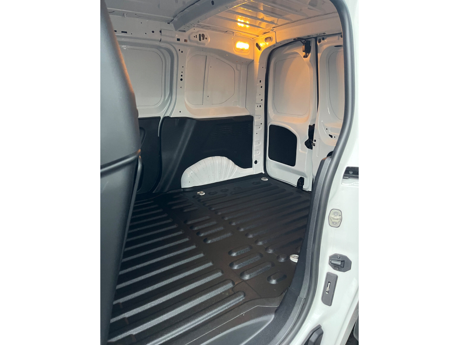 2020 Peugeot Partner - image 7