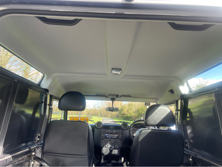 2016 Land Rover Defender - image 2