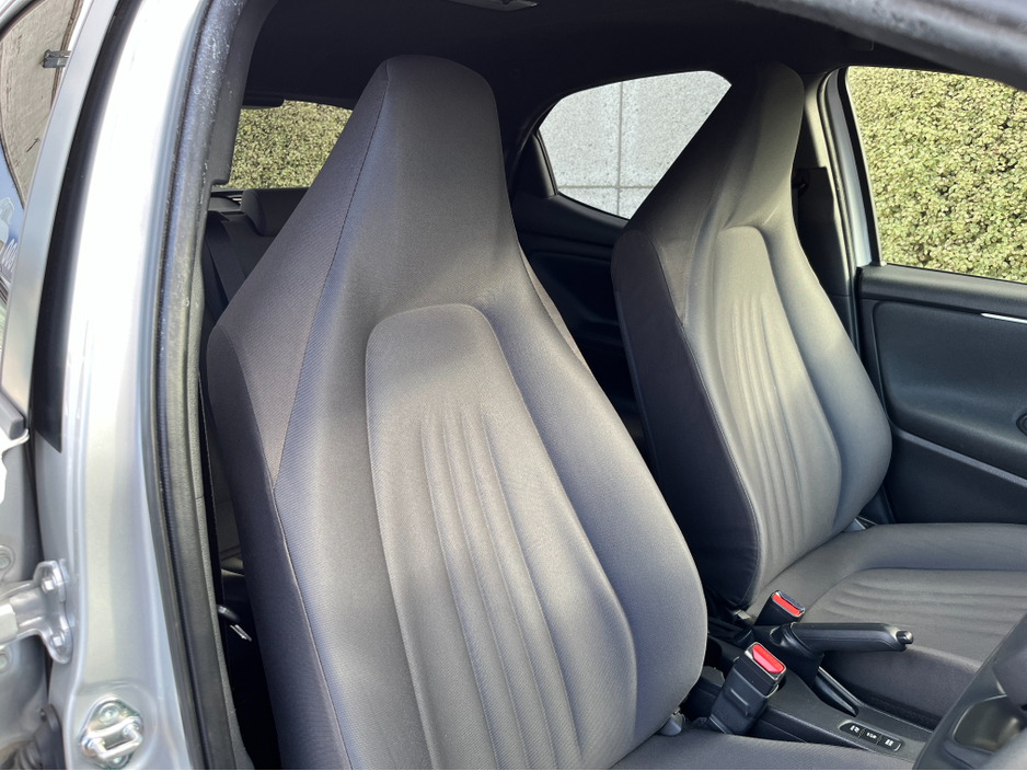 2021 Toyota Yaris - image 11