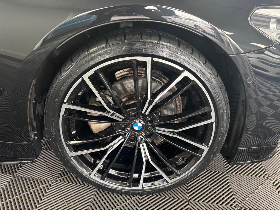 2020 BMW 5 Series - image 7