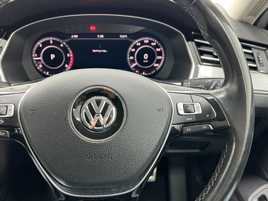 2020 Volkswagen Passat - image 32
