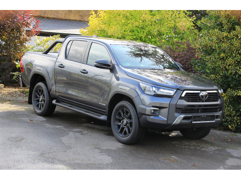 2025 Toyota Hilux Invincible X * Roll cover and bars inc €66,358