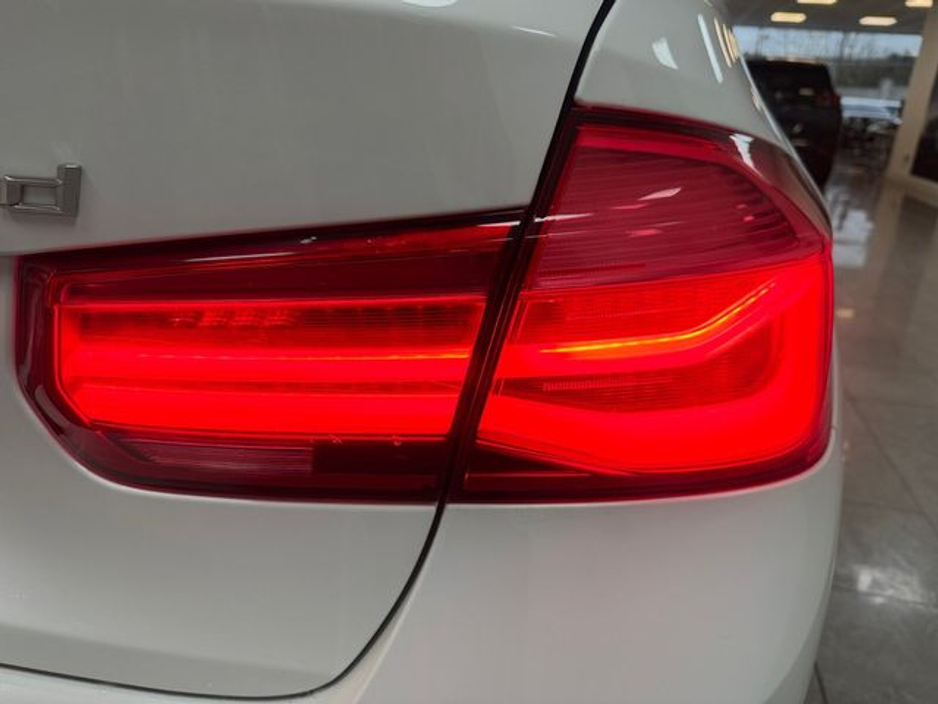 2016 BMW 3 Series - image 19