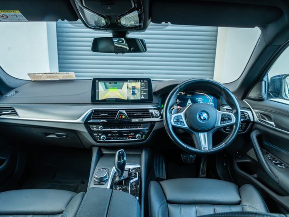 2023 BMW 5 Series - image 9