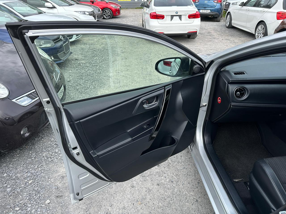 2016 Toyota Auris - image 12