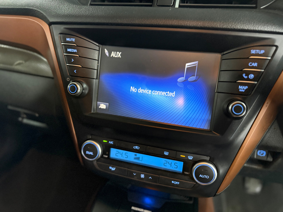 2015 Toyota Avensis - image 28