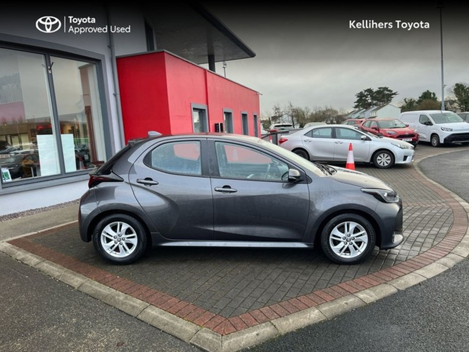 2022 Toyota Yaris - image 3