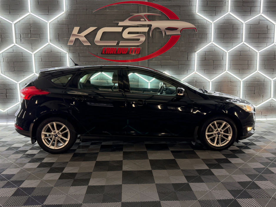 2016 Ford Focus - image 13