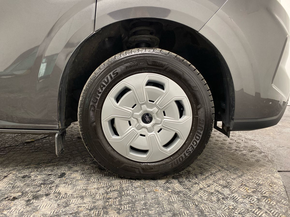 2025 Ford Transit Custom - image 5