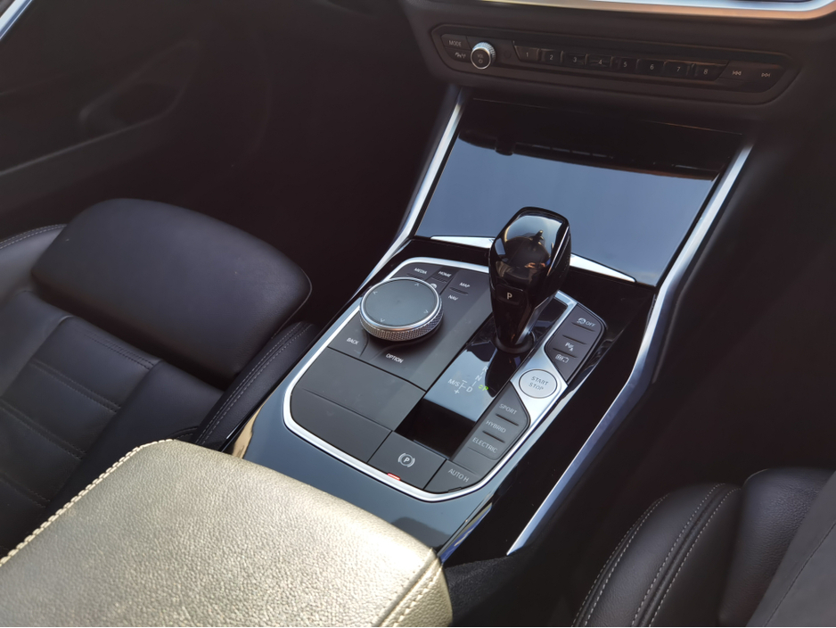 2021 BMW 3 Series - image 18